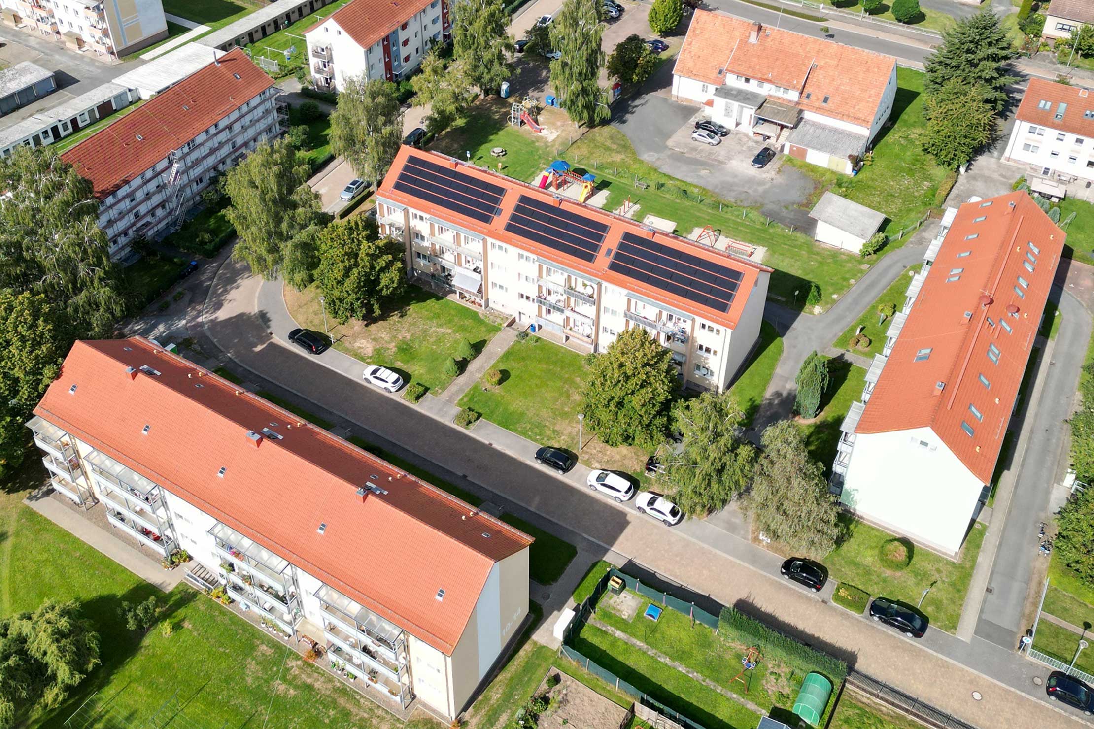 Wie heutzutage eine moderne und umweltfreundliche Energieversorgung aussehen kann, belegt ein Projekt zur Sanierung von drei KOWO-Mehrfamilienhäuser in Arenshausen