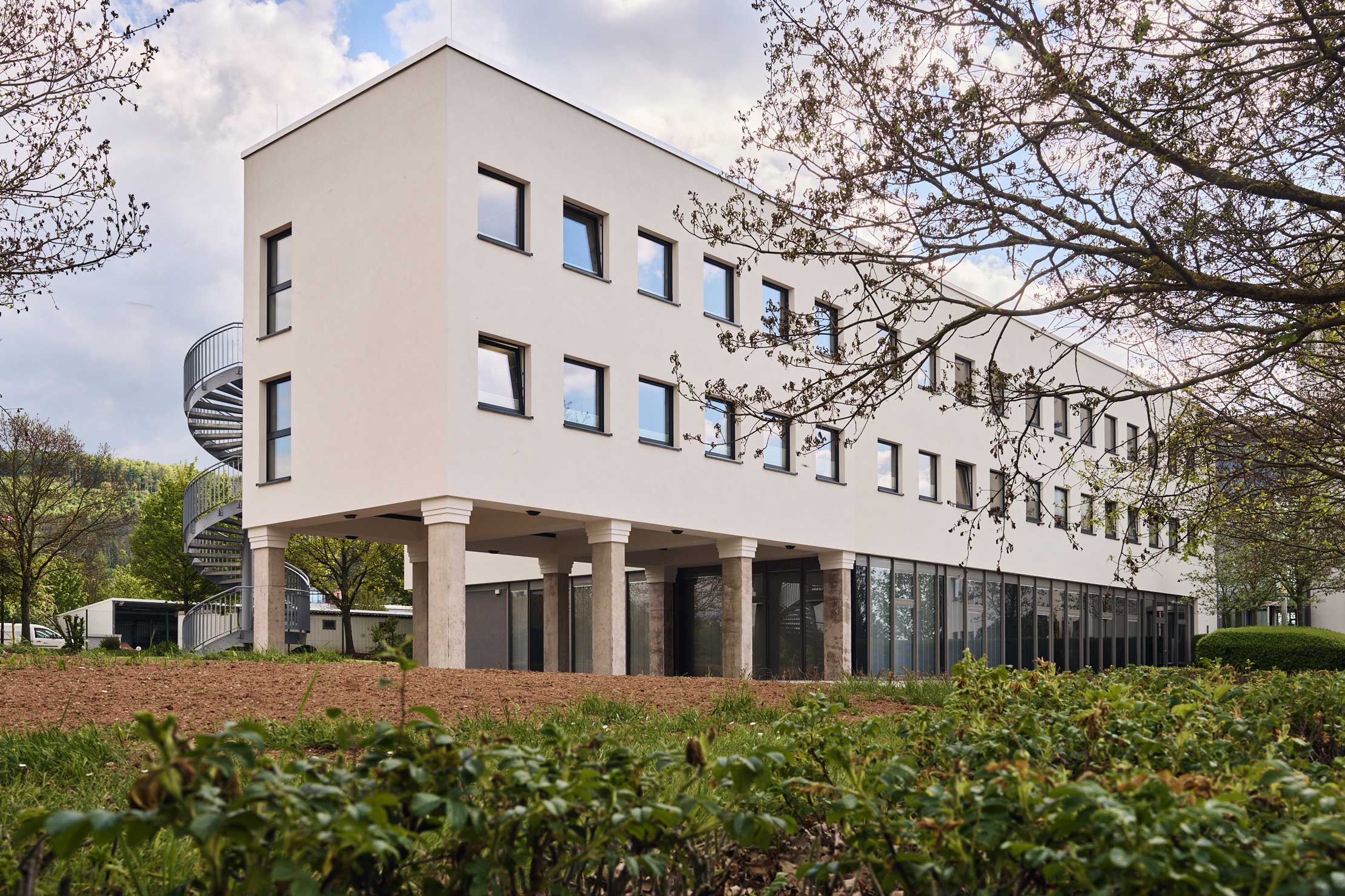 Eine Gebäudeerweiterung in Heilbad Heiligenstadt bietet Platz für neue Büros
